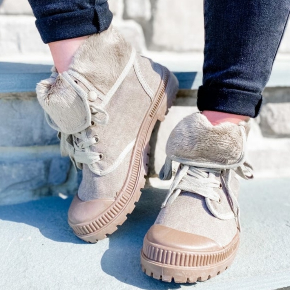 Nwt Very G boot with faux fur. NEW